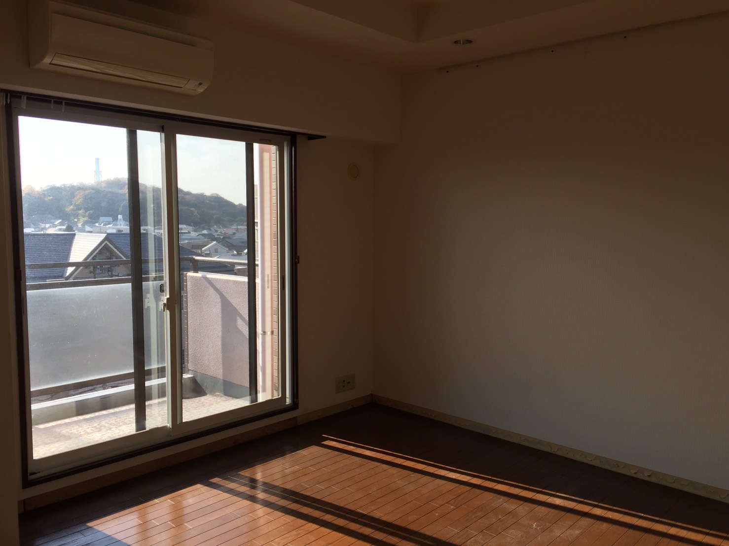 【 Before 02 】　リフォーム前のリビング　《 Asia Home 施工事例 横浜市中区 3LDKマンション 》